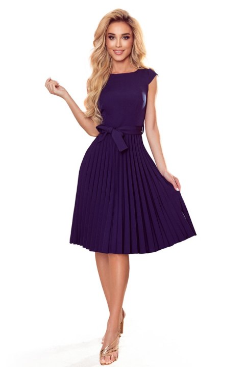 311-12 LILA Plisowana sukienka z krótkim rękawkiem - GRANAT