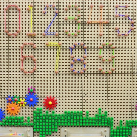 Zestaw Kołeczki i Sznurki - Tablica Naukowo-Kreatywna Masterkidz 260 Elementów Masterkidz Zestaw Kołeczki i Sznurki - Tablica Naukowo-Kreatywna Masterkidz 260 Elementów Masterkidz